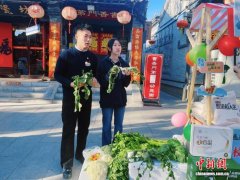 天津高校青年用直播镜头助